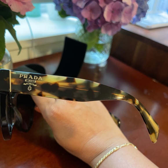 Prada sunglasses with case & cloth - Picture 6 of 11